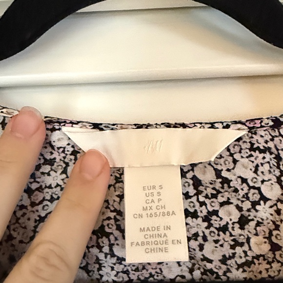 H&M Floral Blouse Small EUC - Picture 3 of 4